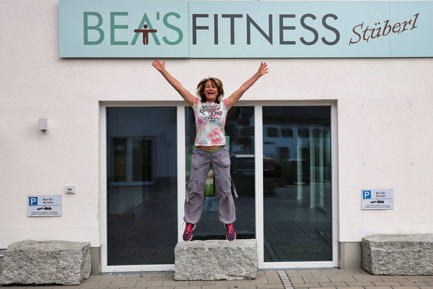 Bea springt in die Luft vor dem Stüberl